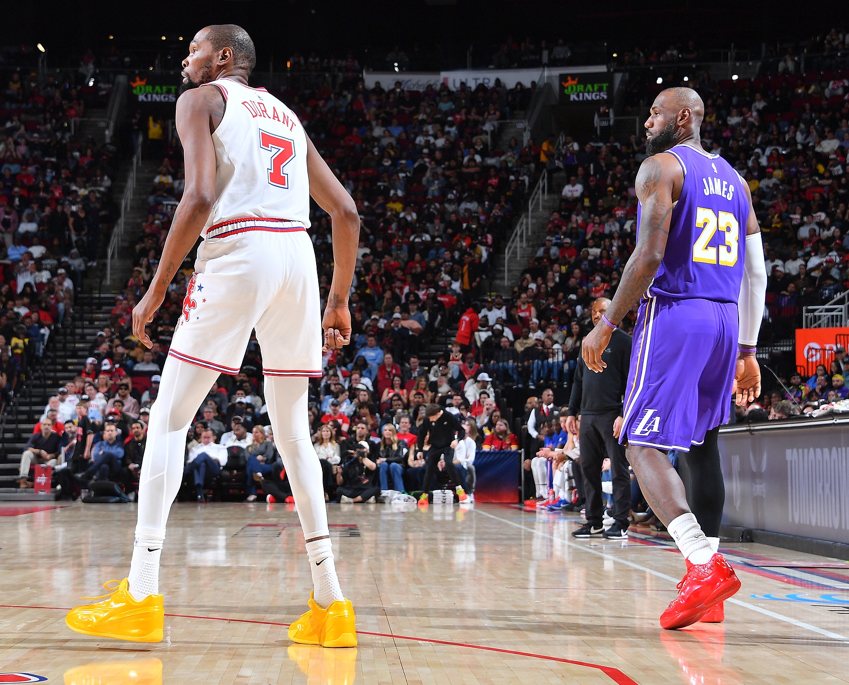 天博体育登录入口-东里场均56.8分13.8助！湖人真正意义残阵 湖火实力对比几几开？